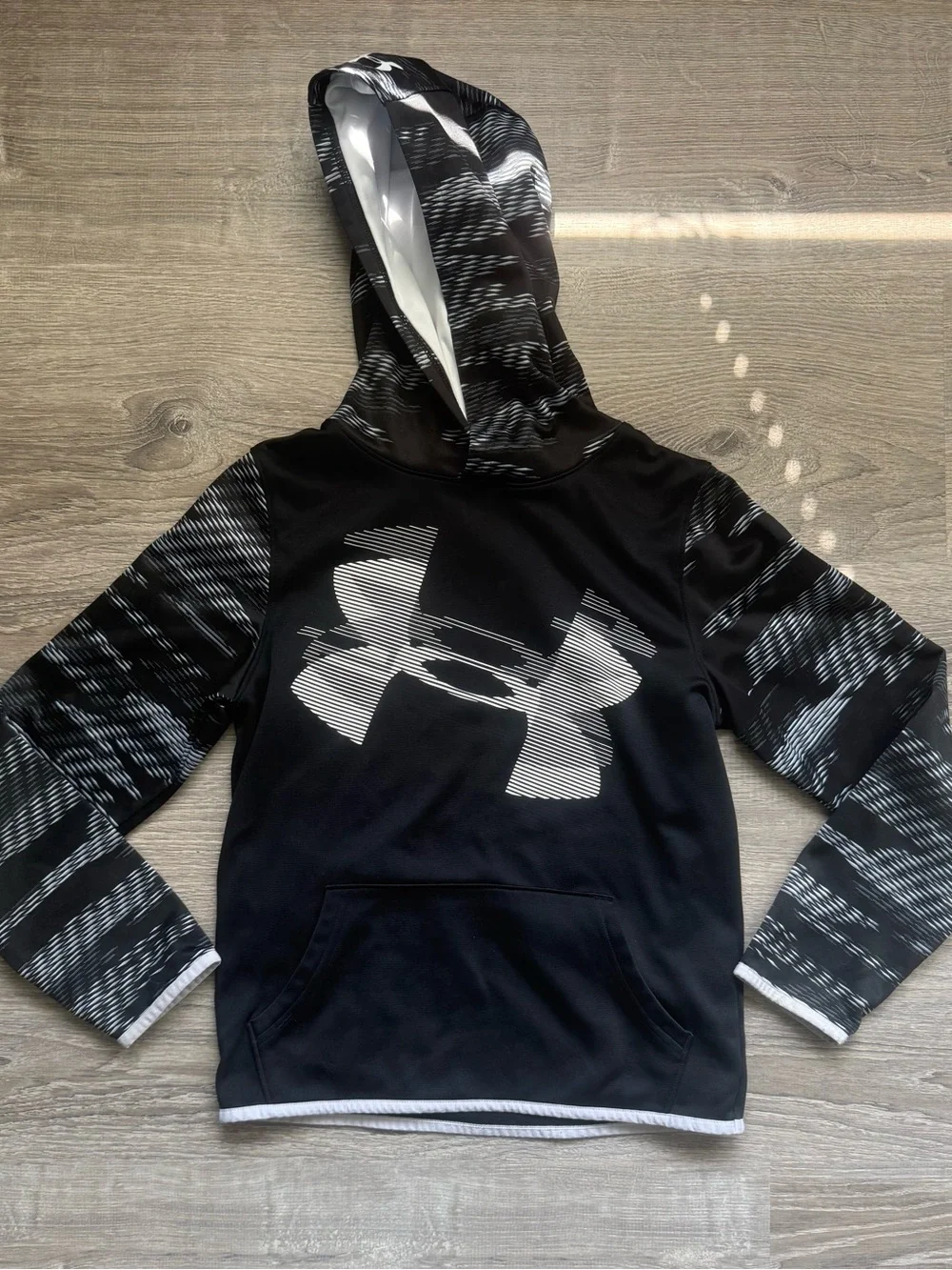 Under Armour ColdGear Boys YM Black Hoodie with White Logo and Patterned Sleeves